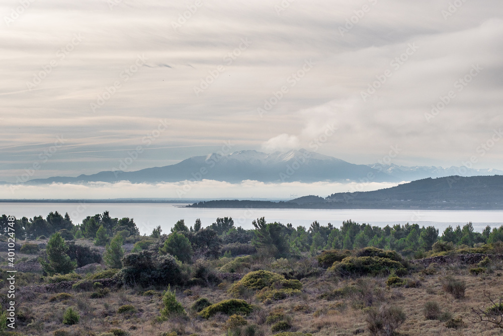 Le canigou et l'étang de Leucate