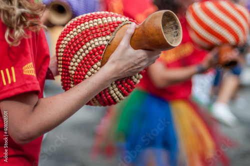 Pessoa tocando instrumento no grupo de maracatu no carnaval de São Paulo, Brasil