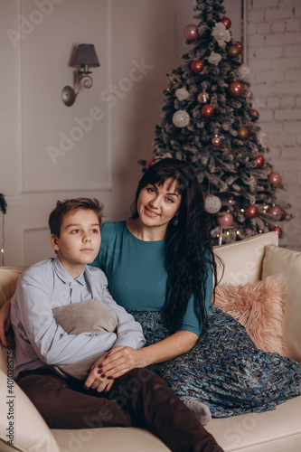 Мама с сыном на фоне ёлки © Артем Коноплянко