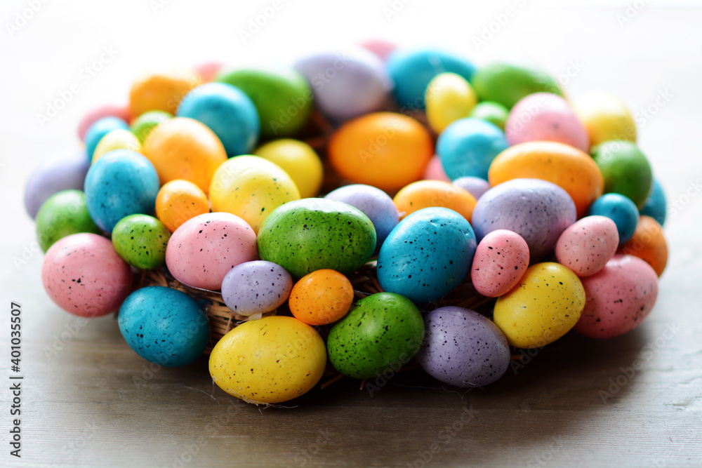 Osterkranz mit vielen bunten Ostereiern als Dekoration zu Ostern Osterkranz mit vielen bunten Ostereiern als Dekoration zu Ostern