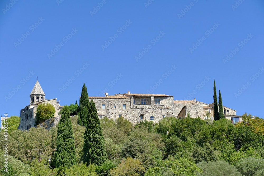 Le village médiéval La Garde-Adhémar en Drôme Provençale