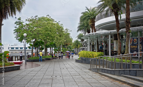  View of VivoCity from Sentosa Gateway. On the embankment tourists stroll