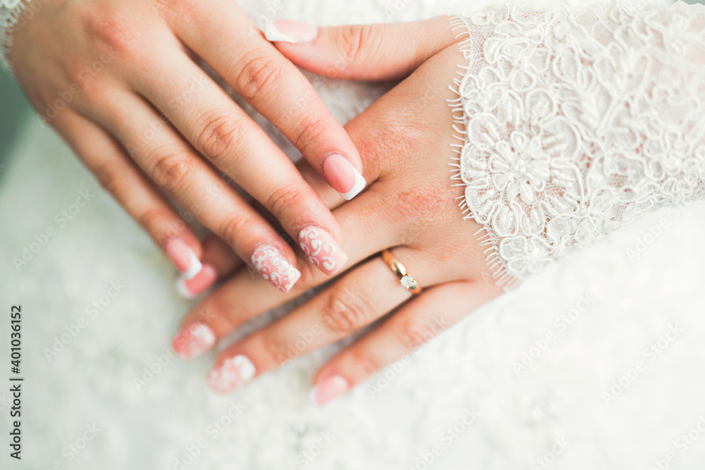 Naklejka premium Luxury beautiful wedding rings in the hands