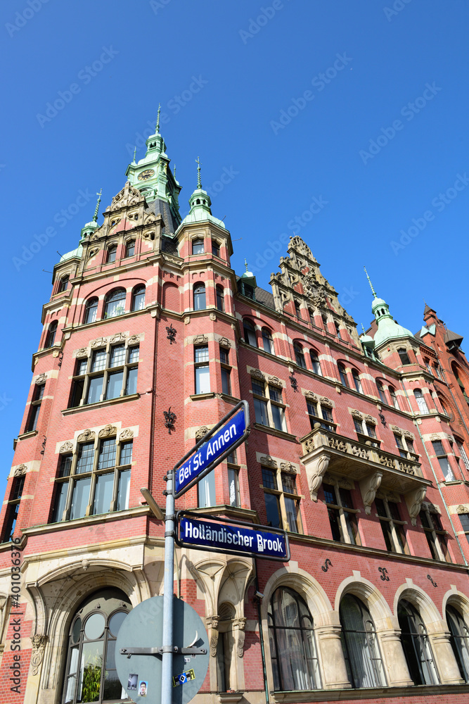 Obraz premium häuser auf elbe in hamburg, speicherstadt, deutschland