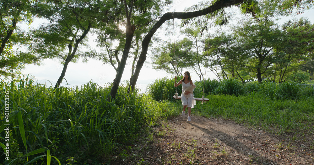 Obraz premium Woman swing with her dog at sunset time