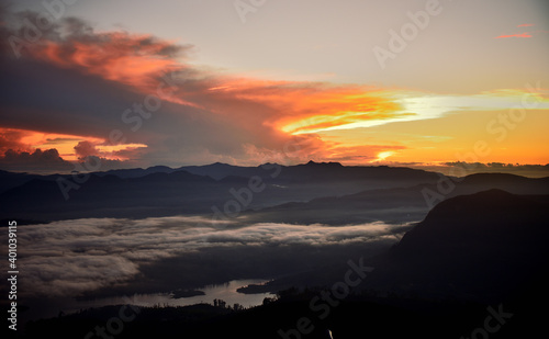 Fototapeta Naklejka Na Ścianę i Meble -  Panoramablick vom Adam's Peak über das Hochland von Sri Lanka vor Sonnenaufgang