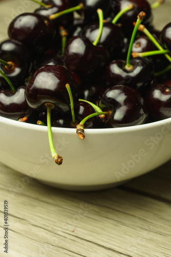 cerezas chilenas en pocillo sobre la mesa 