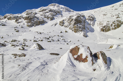 Vista desde el valle la montaña nevada