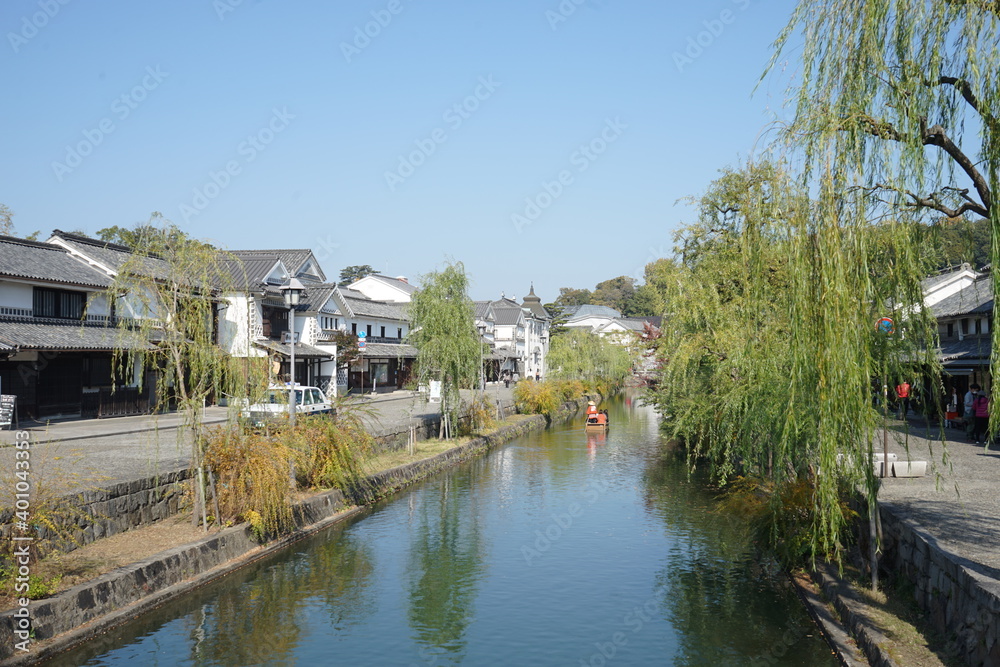 Kurashiki canal with green willow, old Japanese town in Okayama prefecture - 日本 岡山県 倉敷 美観地区