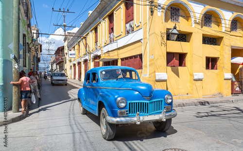 Принти на полотні classic car on the street in santiago de cuba, cuba