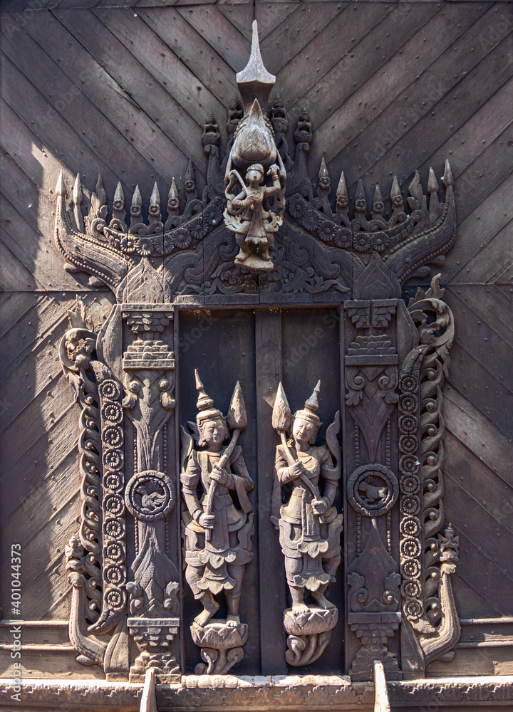 Porte du monastère Shwe In Bin à Mandalay, Myanmar