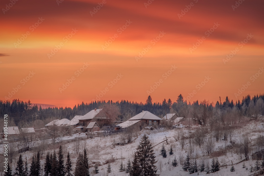 Obraz premium An incredibly mesmerizing and dramatic sunrise over the Kusye-Aleksandrovsky village