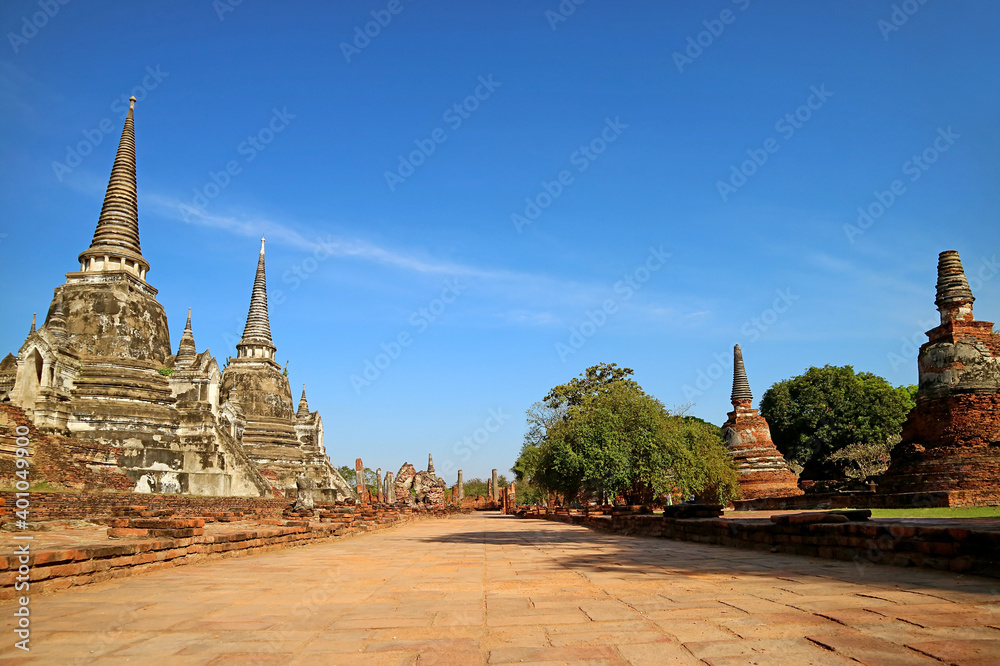 Obraz premium The Empty Path Among the Historic Ruins of Wat Phra Si Sanphet and the Royal Palace, Ayutthaya, Thailand 