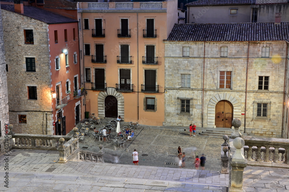 Fachada de los edificios de la plaza de la catedral, en el caso antiguo de la ciudad de Girona, en el noroeste de Catalunya