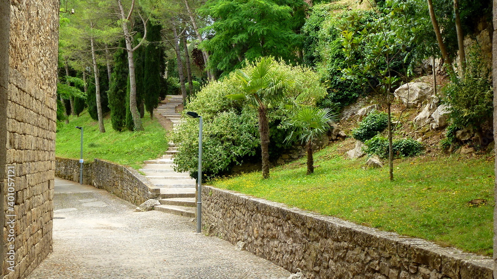 Detalle del paseo arqueologico del casco viejo de la ciudad de Girona, en el norte de Catalunya