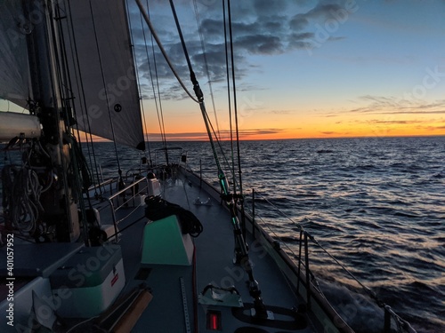Fototapeta Naklejka Na Ścianę i Meble -  sailboat at sunset