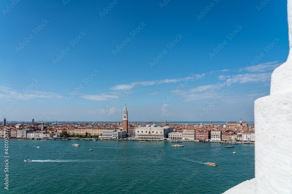 Panoramablick auf Venedig mit der Lagune und San Marco mit Campanile und Dogenpalast im Vordergrund, auf einer Seite die Silhouette eines Turmes