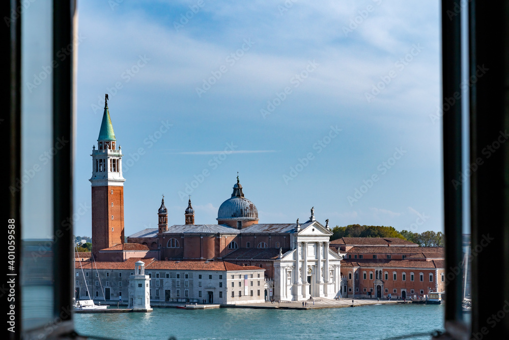 Fototapeta premium Blick durch ein Fenster des Palazzo Ducale, Venedig, über den auf den Bacino San Marco zur Isola di San Giorgio Maggiore mit Andrea Palladio: San Giorgio Maggiore, 1610