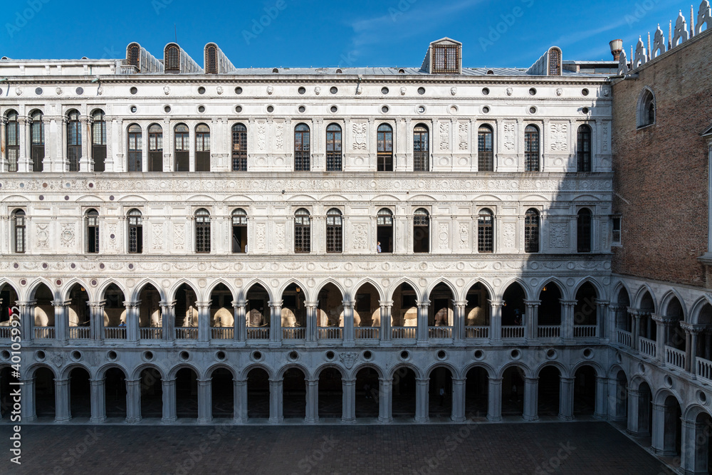 gotische Fassade im Innenhof des Palazzo Ducale in Venedig gotische Fassade im Innenhof des Palazzo Ducale in Venedig