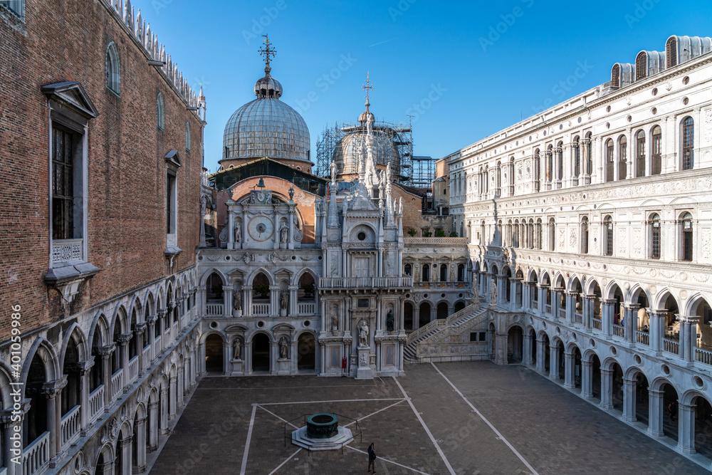 der Innenhof des Palazzo Ducale mit der Scala dei Giganti  und dem Arco Foscari, im Hintergrund Kuppeln der Basilika San Marco