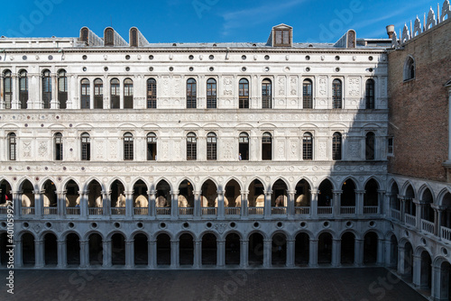 gotische Fassade im Innenhof des Palazzo Ducale in Venedig
