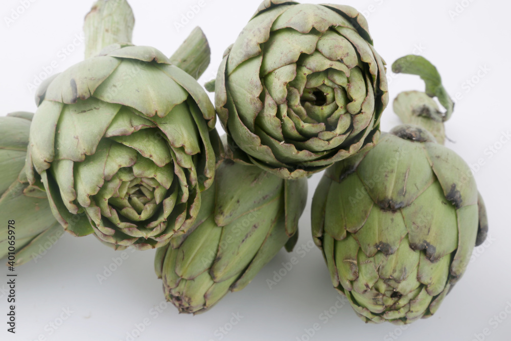 Obraz premium raw artichokes as fresk healthy and diuretic fruit