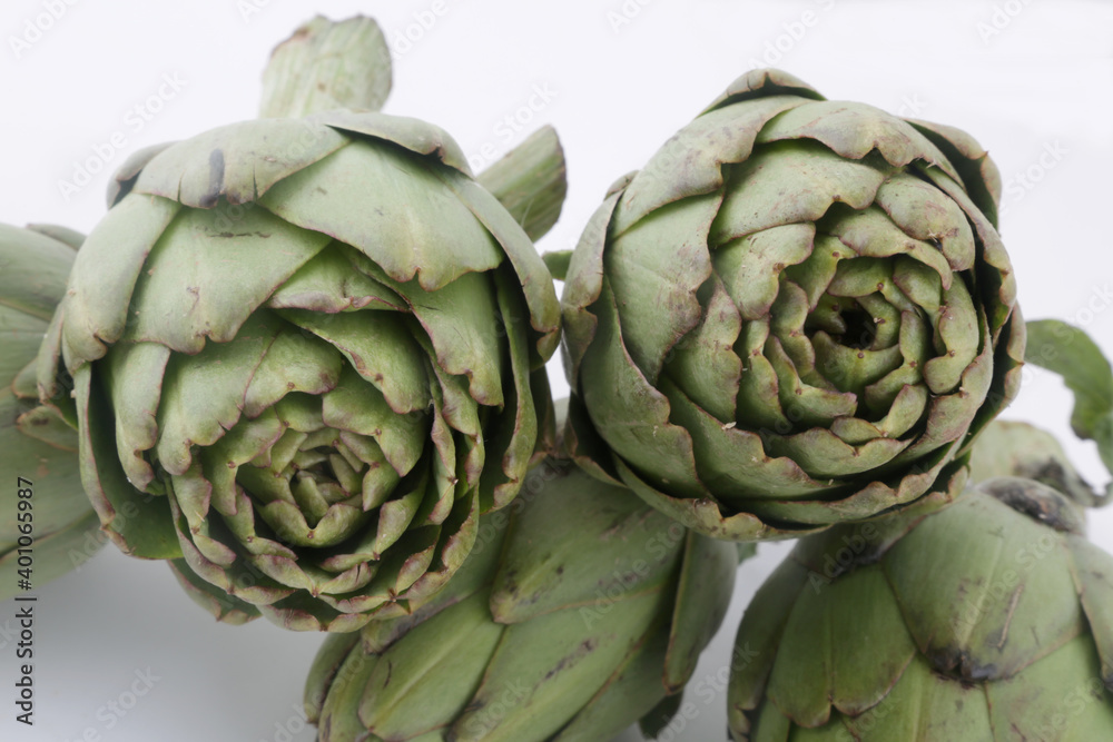 Obraz premium raw artichokes as fresk healthy and diuretic fruit