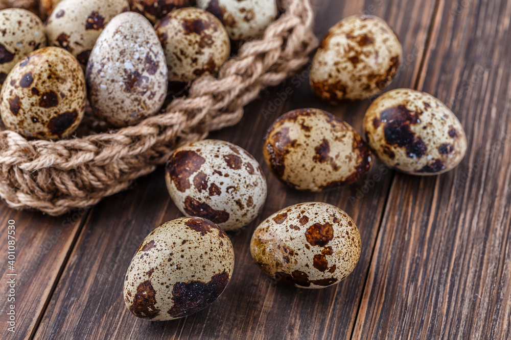 Obraz premium Quail eggs on the wooden plate. Quail eggs can be consumed by frying or boiling. In Indonesia quail eggs called telur puyuh.