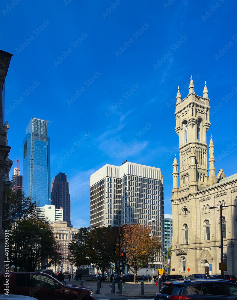 Obraz premium Philadelphia City Hall and downtown. Blue sky. Copy space