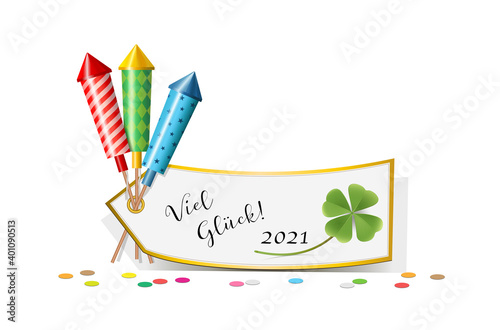 „Viel Glück 2021“ Neujahr Karte mit Silvester Raketen, Kleeblatt Kärtchen, Konfetti und Text, Glücksbringer Karte,
Vektor Illustration isoliert auf weißem Hintergrund
