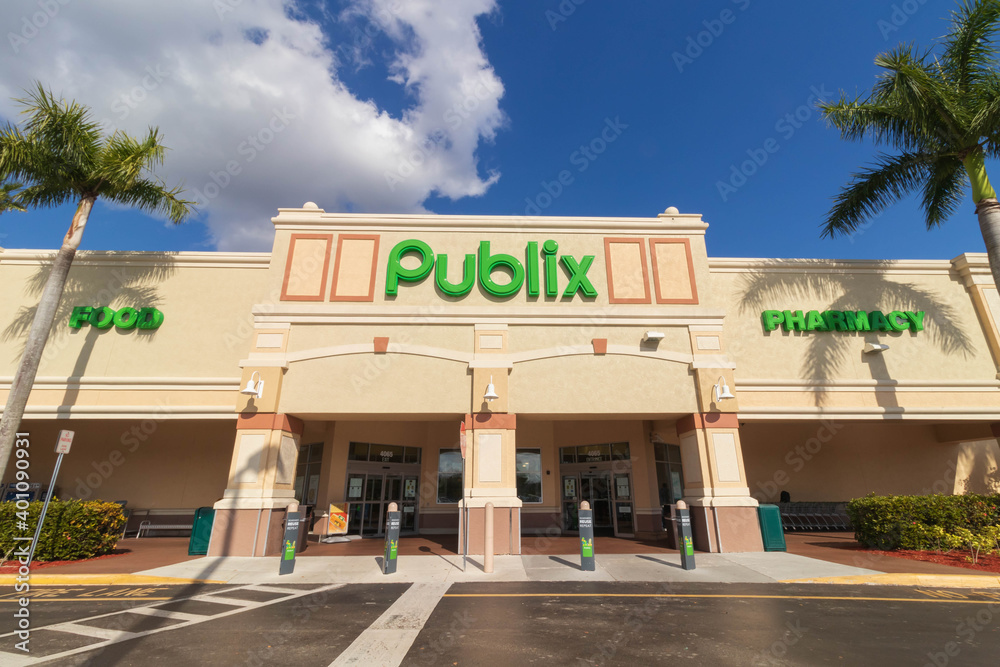 Foto de Cape Coral, FL / USA - 3/13/2020 : Publix In Cape Coral Publix