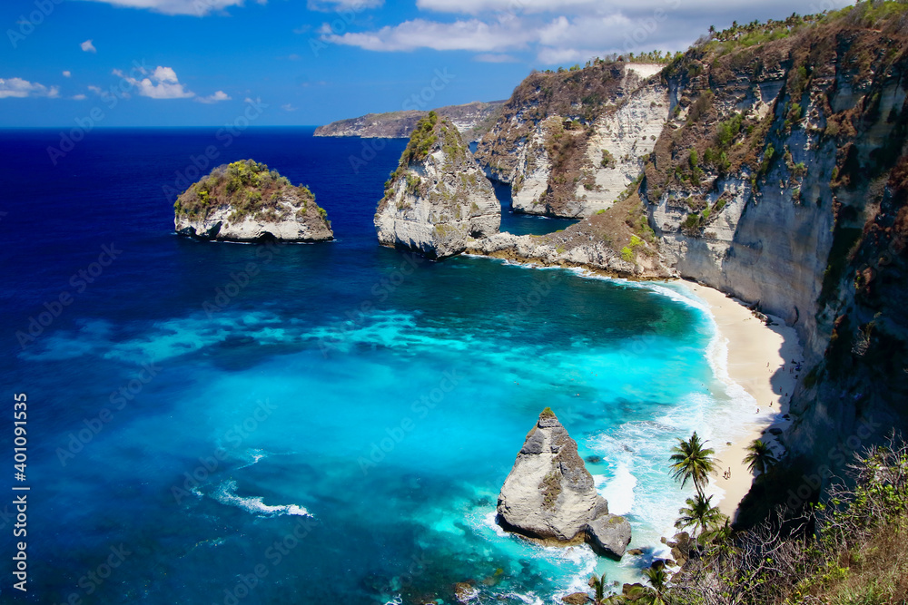 Fototapeta premium Main view of Diamond beach seen from Atuh cliff, one of the most amazing spots in Nusa Penida island, Bali, Indonesia.