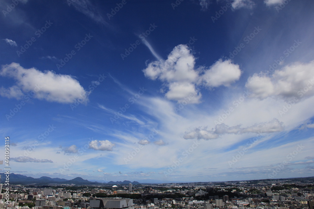 街の上に広がる青空と白い雲