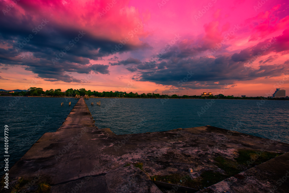 Obraz premium The background of the morning light, the wallpaper of the Twilight sky, the lake or the sea, is a natural beauty, seen between travel.