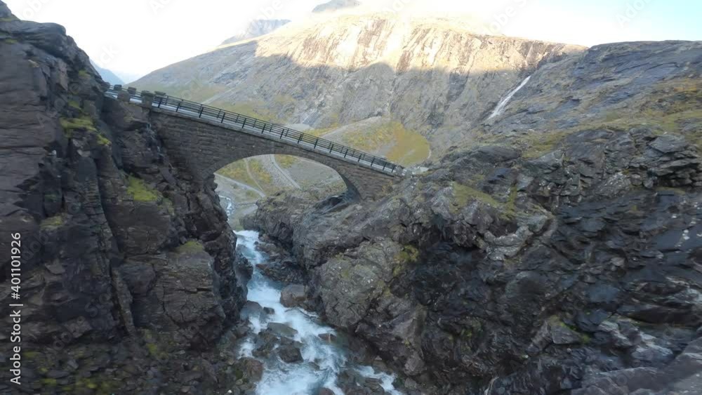 La route des Trolls en norvege appelée Trollstgen. 13 lacets étrots