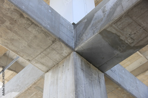 コンクリートの梁や柱で作られた構造物