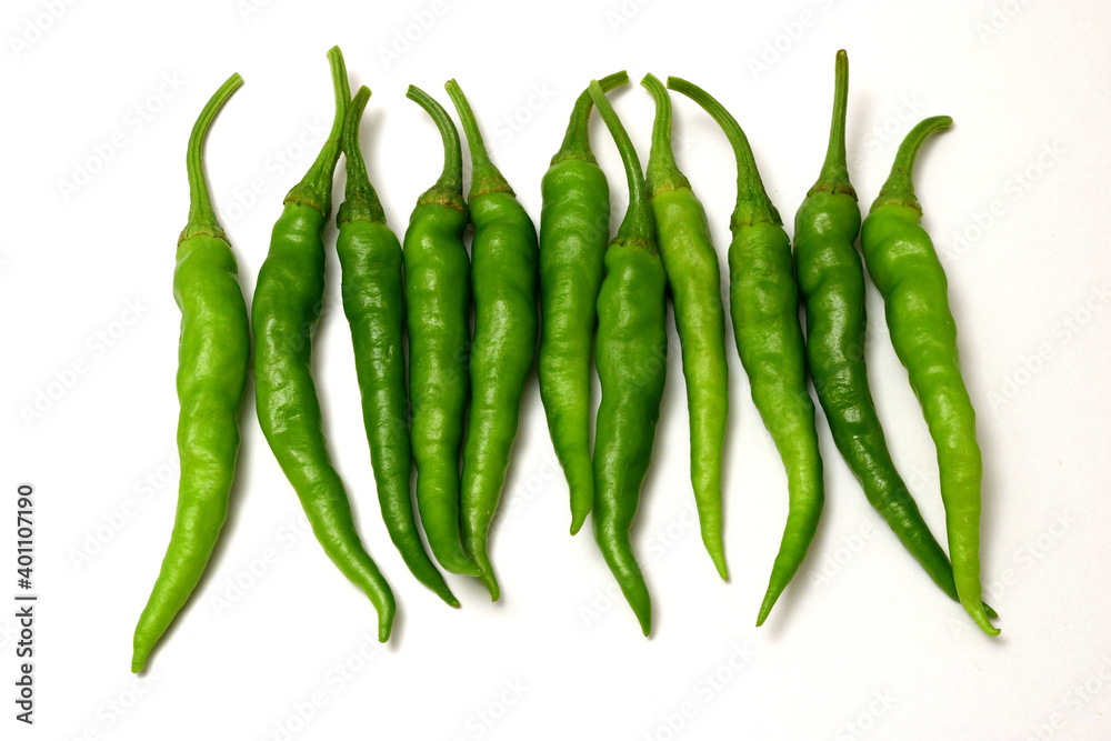 白背景の青唐辛子 コピースペースあり Green chili peppers (chile verde) on white background with copy space 白背景の青唐辛子 コピースペースあり Green chili peppers (chile verde) on white background with copy space