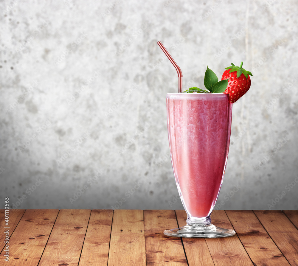 Copa de vidrio con batido de fresa natural, licuado de fresas congeladas.  foto de Stock | Adobe Stock