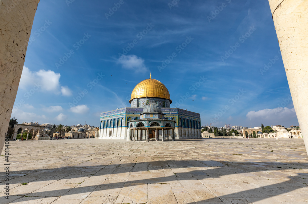 Fototapeta premium Al-Aqsa Mosque, Temple Mount Jerusalem, Dome of the Rock. sacred place for Muslims and Jewish. Israel Dez 2020 