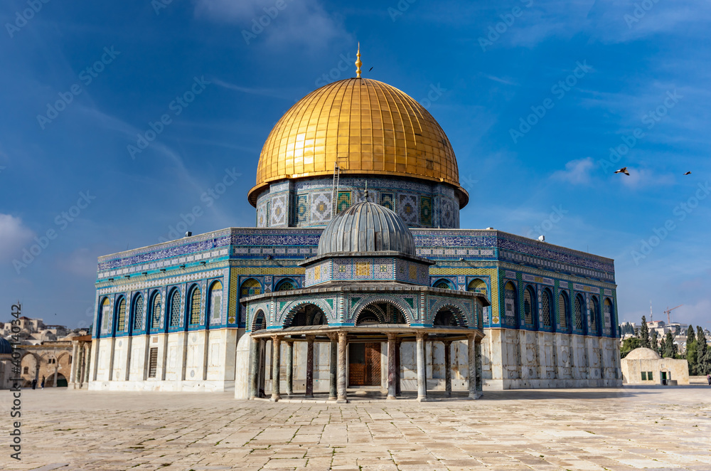 Fototapeta premium Al-Aqsa Mosque, Temple Mount Jerusalem, Dome of the Rock. sacred place for Muslims and Jewish. Israel Dez 2020
