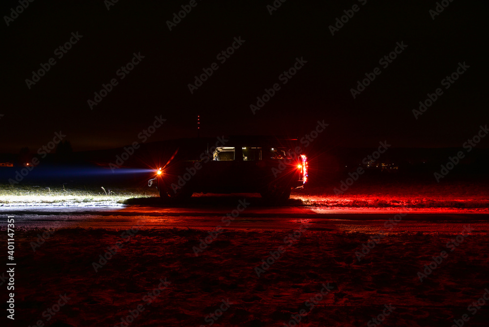 Auto mit Licht in der Nacht auf Schnee Auto mit Licht in der Nacht auf Schnee