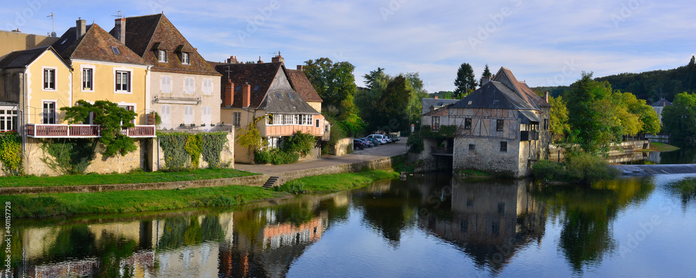 Panoramique Argenton-sur-Creuse (36200) fait des ronds dans l'eau, Indre en Centre-Val-de-Loire, France Panoramique Argenton-sur-Creuse (36200) fait des ronds dans l'eau, Indre en Centre-Val-de-Loire, France