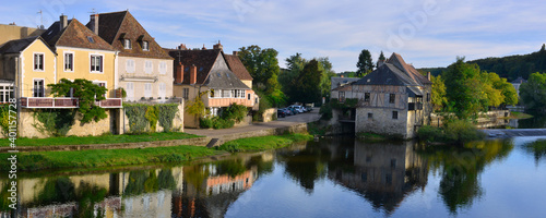 Panoramique Argenton-sur-Creuse (36200) fait des ronds dans l'eau, Indre en Centre-Val-de-Loire, France