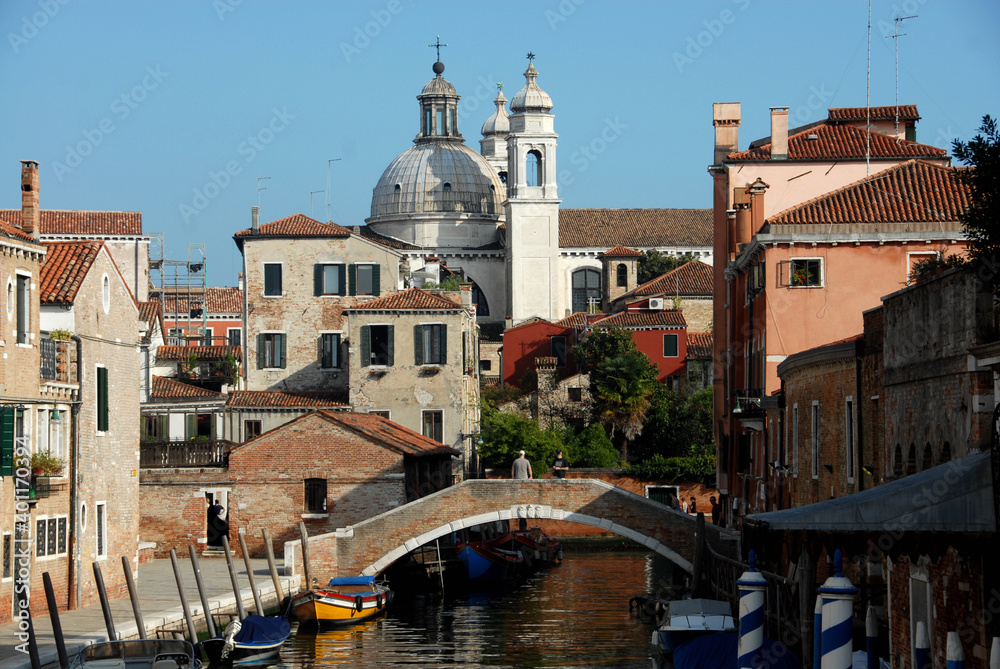Fototapeta premium The canals of Venice are animated by gondolas, boats, ferries and are the setting for all the artistic and architectural beauties of this magical and unique city.