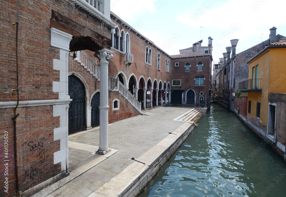 The canals of Venice are animated by gondolas, boats, ferries and are the setting for all the artistic and architectural beauties of this magical and unique city.