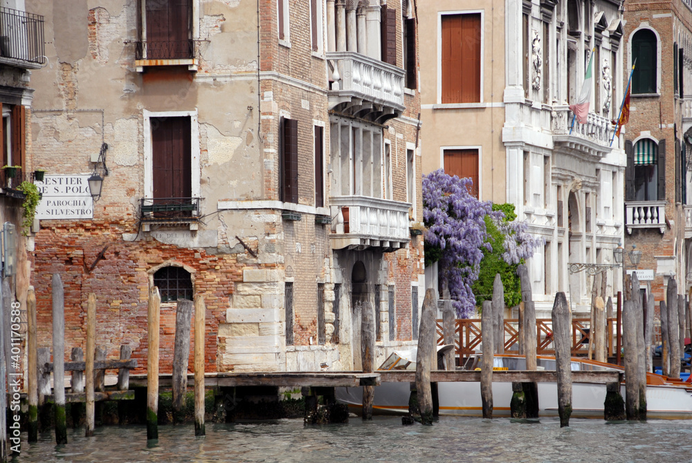On the Grand Canal there are wonderful Venetian-style buildings; the Rialto fish market is a place of great charm.
