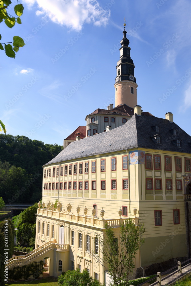 Schloss Weesenstein vor strahlend blauem Himmel 