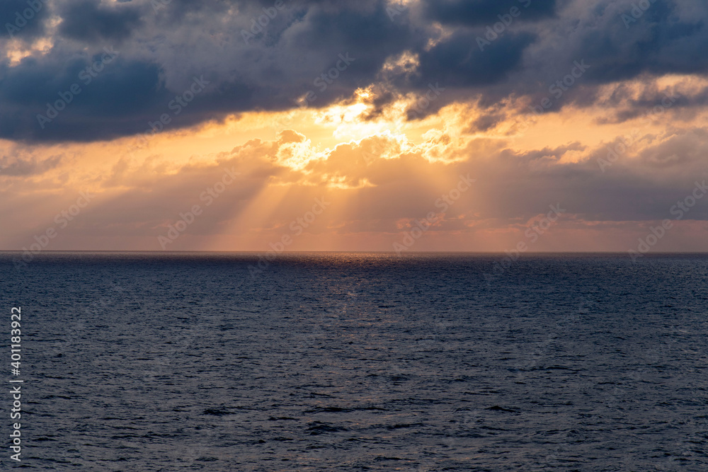日本海の船上から撮影した朝日の光のカーテン