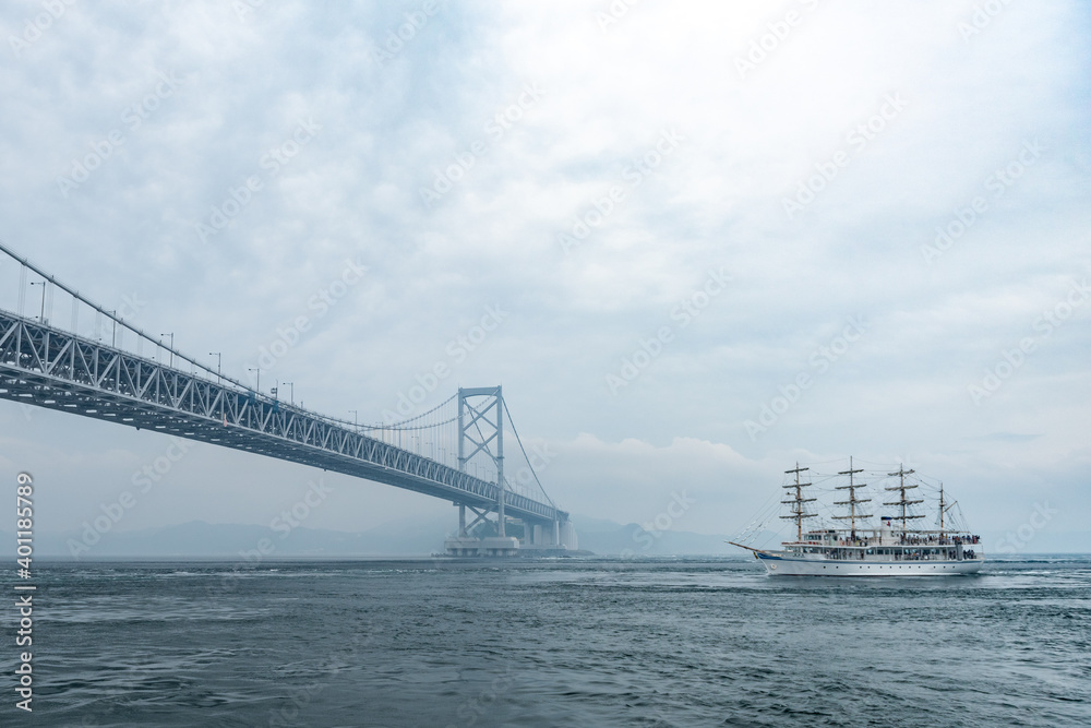 Die Naruto-Brücke zwischen Shikoku und Awaji Die Naruto-Brücke zwischen Shikoku und Awaji