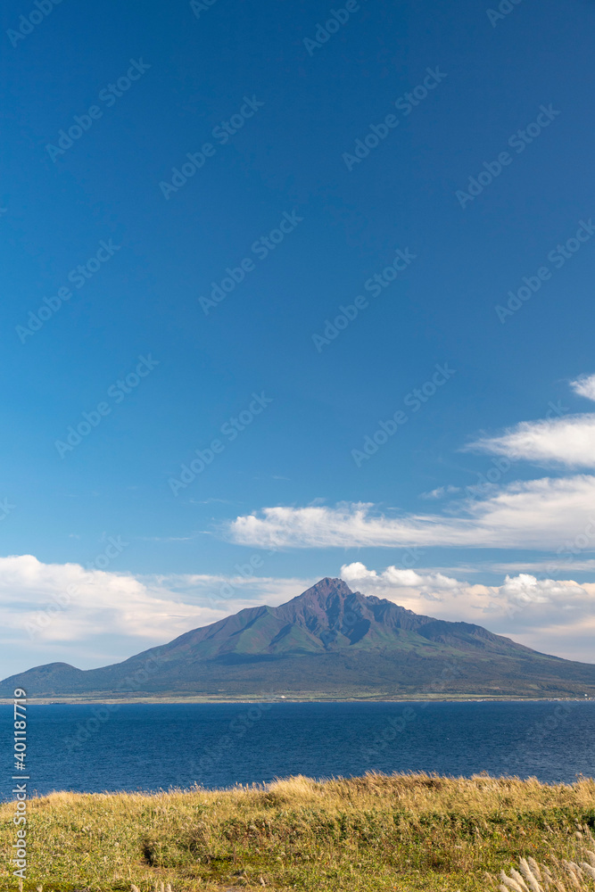 北海道　礼文島から見る利尻島と利尻山